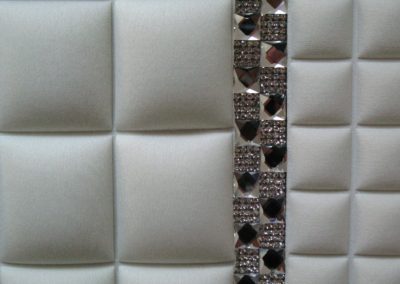 Particolare finitura tessuto idrorepellente con Swarovsky